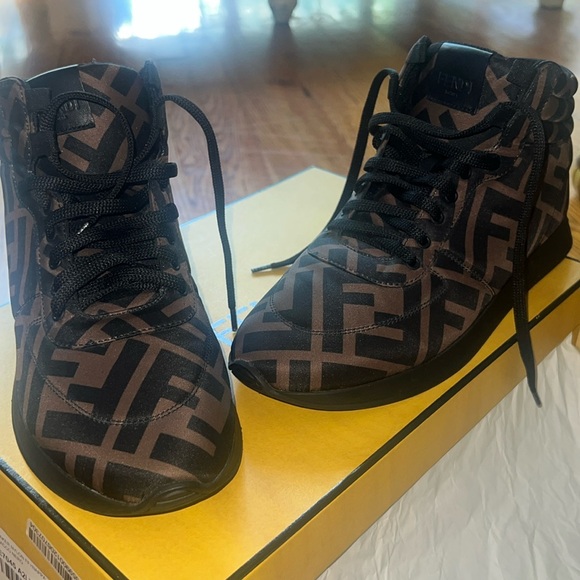 Wrong size , worn once Size 39 - Picture 2 of 8